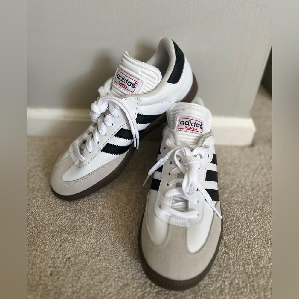 Brand NEW, Never Worn ADIDAS SAMBA US 
Size 7 Men’s / 8 Women’s